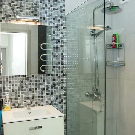The Bright And Modern 2-bdr In Daire *